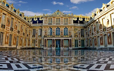 Traslado privado de ida al Palacio de Versalles en una minivan de lujo